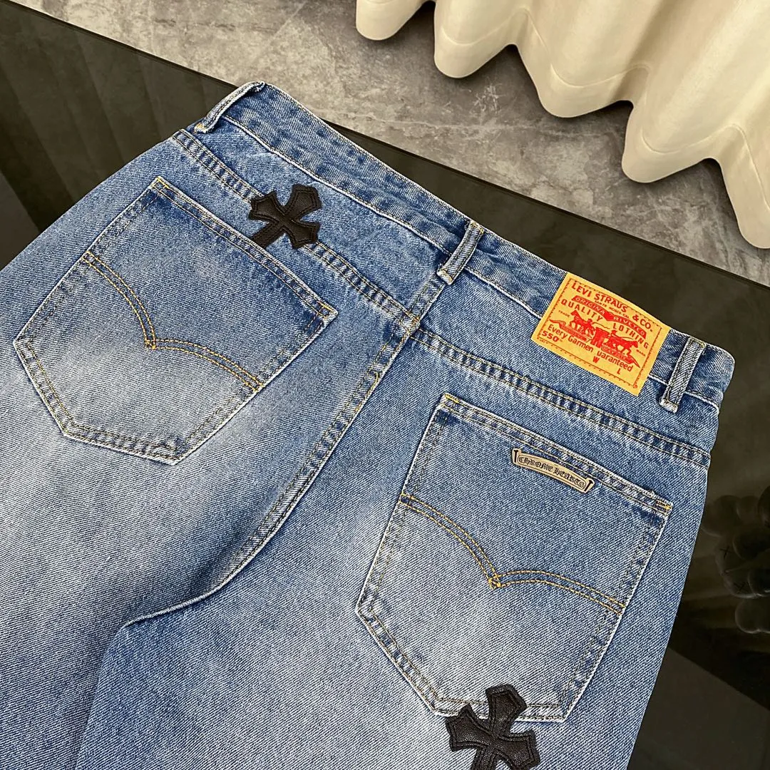 🅿️240 Chroe Hets CH classic blue and black leather jeans, priced at 4W level, patchwork cross pattern embellishment, women's high-waisted washed jeans! ! Absolutely high-end luxury products, 1.9W level god-level single products, super popular products, built with top heavy industry, a magic weapon that cannot be missed [About Zangyin] This is an extremely luxurious fashion brand that can also be called the aristocrats of the high street. It has always been an exclusive brand for some hipsters or rich second generations. Compared with ordinary high streets, it is more luxurious and noble. Compared with luxury brands, it has a more fashionable personality and has always been a brand that I have a special liking for. A6632 [Top heavy industry fashionable design] Consistently high-street luxury style creation. Speaking of this style, the Zangyin family and GU family are definitely the leading representative brands. Especially the Zangyin family has really achieved a state-of-the-art effect in creating high-street style. The color system of this model is made of unique washed materials. It is already quite eye-catching. It is decorated with pink patchwork cross flowers, which cleverly highlights the charm of the brand. Secondly, this model uses classic The classic high-waist cutting design highlights the long legs and the fashionable temperament of the upper body. The brand is highly recognizable and the slim fit configuration is more suitable for daily wear. This product is a product that interprets personality, fashion, and specifications at a glance. This single product is enough to make any fan excited. It can be a white T-shirt for youthful preppy style, or a tight sling for royal lady style. It has strong matching ability and can be easily controlled by men.  [Material and craftsmanship] Needless to say, this point goes without saying. As an excellent craftsman brand, Zangyin has really perfect requirements for details and craftsmanship. The washed color of this model has gone through so many processes, not to mention the embellishment of the denim appliqués. It is also purely handmade and sewn. Just like what they believe in, only handmade things have soul and have the meaning of wear. A top-notch heavy-duty fashionable denim item, I look forward to your perfect interpretation! ! 28-34 corresponds to S-XL